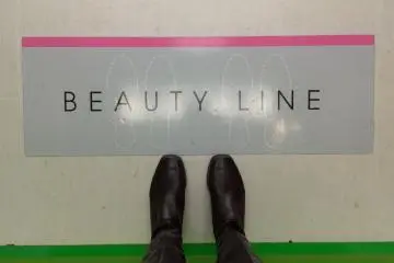 <p>Beridirilah di belakang "Beauty Line" untuk hasil yang terbaik.</p>