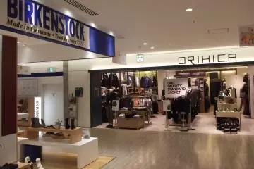 <p>Fancier clothing, some of it for men</p>