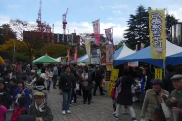 <p>There's a lively atmosphere, with lots to see and eat</p>
