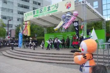 <p>A suzume odori group dance, supported by the dance's mascot, Suzunosuke</p>