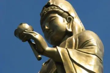 This huge Budda that wouldnt look outof place in Nara appears in the middle of nowhere