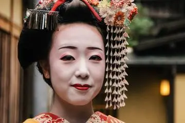 <p>게이샤 분장을 한 관광객</p>