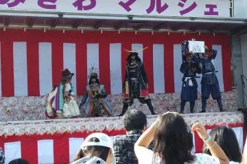 <p>The performance ends with a quiz about Sendai</p>