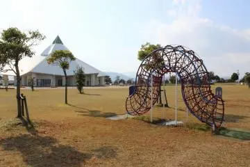 백합 마을 공원에는 아이들이 즐겁게 놀 수 있는 놀거리가 있다