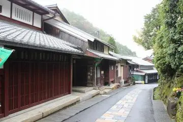 아래쪽에 위치한 이 마을풍의 가옥들은 비록 골목집이지만, 교토 시내의 교마치가과와는 다른 양상이다