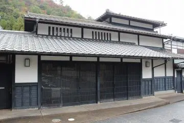 겉에는 경격자를 끼고 있다. 교마치가에 비해, 비방이 깊고 격자도 굵게 되어 있다
