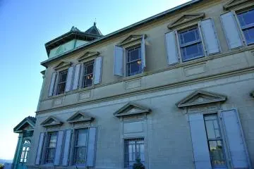 <p>The north side view of the annex building</p>