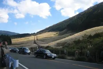 팜파스 풀밭은 아 시노 코와 센고쿠의 중간에 위치하고 있습니다. 하코네 유모토에서 도겐 다이 행 버스를 탈 수 있습니다. 센고쿠 고원 버스 정류장
