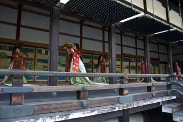 <p>หุ่นสาธิตการแสดงการร่ายรำประกอบดนตรี Gosechi-no-Mai ซึ่งเป็นการร่ายรำในพิธีเฉลิมฉลองการเก็บเกี่ยวในฤดูใบไม้ร่วง</p>