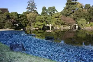 <p>สวน Oikeniwa Garden ซึ่งเป็นสวนริมบ่อน้ำทางทิศตะวันออกของพระราชวังเกียวโตชั้นใน ซึ่งสวนนี้มีความงดงามตามแบบสวนญี่ปุ่น และเป็นสวนที่มีชื่อเสียงมากทีเดียว</p>