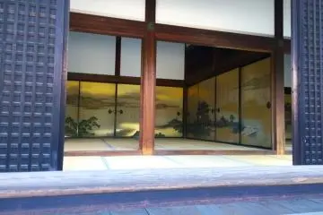 <p>หนึ่งในห้องที่เปิดให้ชมนั้นแสดงให้เห็นถึงความงดงามของพระราชวังเกียวโตในอดีตอย่างยิ่ง ซึ่งหนึ่งในศิลปวัฒนธรรมอันโดดเด่นนั้นก็คือการวาดลวดลายตลอดจนบรรจงใส่หัตถศิลป์ลงไปบนฉากกั้นห้องอย่างวิจิตรนั่นเอง</p>