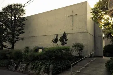 <p>อีกมุมของภายนอกอาคาร&nbsp;Ibaraki Kasugaoka Church (Church of the Light) ที่เรียบง่ายแต่โดดเด่น</p>