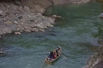 <p>เรือล่องแม่น้ำโฮะซึ (Hozugawa River Boat Ride) เป็นอีกกิจกรรมยอดนิยมของนักท่องเที่ยว ซึ่งเส้นทางนี้จะเริ่มต้นด้วยการนั่งรถไฟสายโรแมนติก Sagano Romantic Train ไปลงยังสถานีปลายทาง Kameoka Torokko Station แล้วล่องเรือตามลำน้ำโฮะซึกลับมายังอะราชิยาม่า</p>