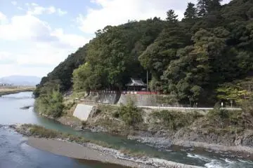 <p>ศาลเจ้าท่ามกลางธรรมชาติเป็นวิวสวยๆ จุดหนึ่งที่อยู่บริเวณสถานี Kameoka Torokko Station&nbsp;</p>
