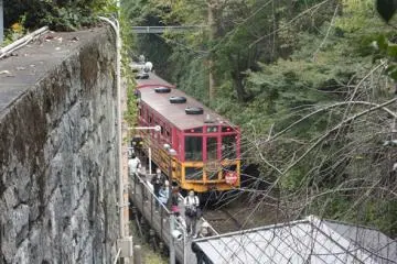 <p>นี่แหละรถไฟสายโรแมนติก Sagano Romantic Train ที่เป็นหนึ่งในเส้นทางท่องเที่ยวยอดนิยมของเกียวโต</p>