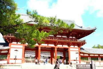 El templo se esconde detrás de esta puerta