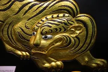 <p>The main tower of Osaka Castle features the figure of a golden fusetora</p>