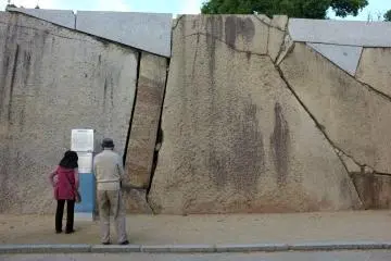 <p>The castle is characterized by huge stone walls</p>
