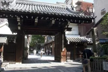 <p>วัด Honnoji ที่แทรกตัวอยู่ในแหล่งช้อปปิ้งย่านถนนเทรามาฉิ (寺町通 - Teramachi Street)</p>