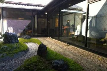 <p>คาเฟ่เก๋ๆ ในกลิ่นอายเกียวโตก็มีแทรกตัวอยู่ในถนนเทรามาฉิ (寺町通 - Teramachi Street) นี้ด้วยเช่นกัน</p>
