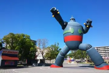 <p>มาดูมุมเต็มๆ กันบ้าง ... Tetsujin 28-go นั้นกลายเป็นสัญลักษณ์ใหม่ที่เปิดเมื่อปี ค.ศ.2009 ภายหลังจากเหตุการณ์แผ่นดินไหวครั้งใหญ่ในเมืองโกเบ (The Great Hanshin Earthquake) ผ่านมาแล้ว 15 ปี โปรเจ็คนี้หวังฟื้นฟูเมืองและเศรษฐกิจตลอดจนผู้คนให้กลับมามีชีวิตชีวาเหมือนเก่า และเจ้าหุ่นยักษ์ตัวนี้ก็ทำได้ดีทีเดียว เพราะมันสามารถเรียกผู้คนทั่วโลกให้มาเยือนโกเบได้อย่างมากมาย &nbsp;&nbsp;</p>