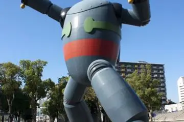 <p>เปรียบเทียบหุ่นยนต์เหล็กขนาดจริงกับตัวคนปกติที่ไซส์ต่างกันลิบลับ ...&nbsp;Tetsujin 28-go นั้นเป็นผลงานของนักวาดการ์ตูนชื่อดังอมตะอย่าง&nbsp;Mitsuteru Yokoyama ที่สร้างสรรค์ขึ้นและถูกตีพิมพ์ครั้งแรกในปี ค.ศ.1956&nbsp;</p>
