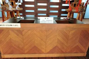 이것은 천황과 황후가 후쿠이에서 열린 국제 수목식에서 사용했던 책상이다!