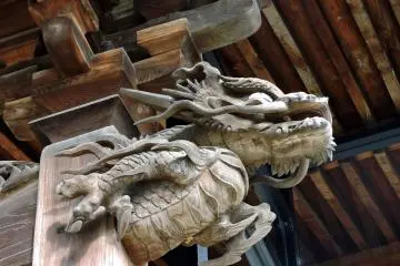 사원 기둥에 새겨진 수호룡 목조 조각