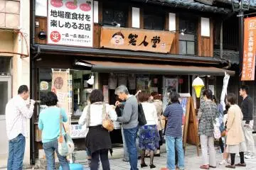 긴 줄의 사람들...나는 그들이 무엇을 위해 줄을 서는지 궁금하다. 맛있는 아이스크림을 먹을까?