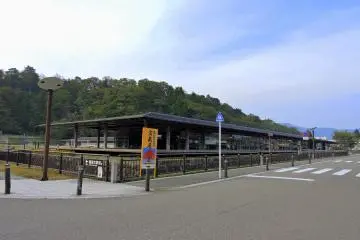 <p>Life-long Study Center 'Meirin', which was named after the Ono Han's school in the Edo Period. This is located across the street from Yui Station.</p>
