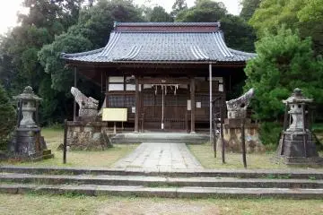 <p>Front view of the prayer hall of Yanagino Yashiro Shrine. Notice the unique pose of two guardian dogs!</p>
