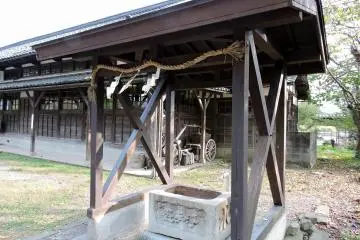 <p>Old water purification font. There's no water in the basin.</p>