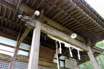 <p>Looking up at the eaves of the prayer hall</p>