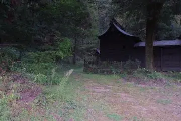황혼의 숲 속에 조용히 서 있는 주 기도실