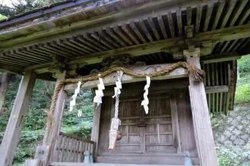 작은 이나리 신사를 자세히 살펴보기