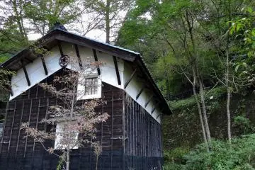 산기슭에 있는 오래된 신사 건물