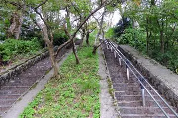 이 계단들은 가파르게 보이지만, 히얏켄쟈카를 오르는 것보다 훨씬 더 좋았다!