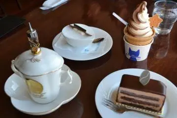 White tiramisu and hot chocolate !!!
