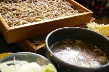 <p>Soba dan sup ayam</p>
