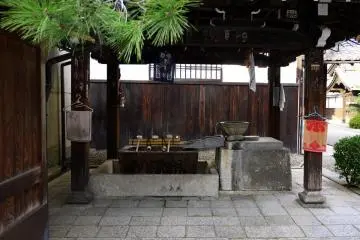 <p>It is customary to cleanse your hands by pouring water from the scoop over each of them</p>