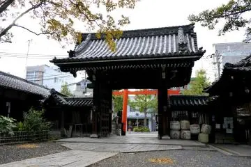 <p>There are donated sake barrels stacked beside the gate</p>