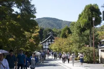 <p>อีกหนึ่งมุมมองอันงดงามของวัดเท็นเรียวจิ (天龍寺 &ndash; Tenryuji Temple) มรดกโลก UNESCO World Heritage Site ที่มองจากทางเข้าแลเห็นวัดท่ามกลางธรรมชาติและขุนเขา</p>