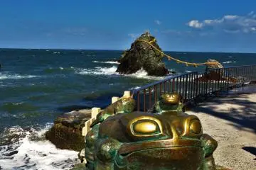 <p>Statues of frogs are really everywhere around the shrine</p>