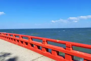 <p>Here is the little bridge you have to cross to reach the shrine and Meoto-Iwa</p>