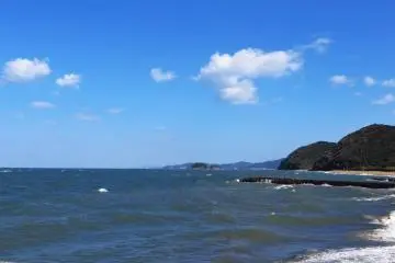 <p>You can admire the sea one last time by the bus stop</p>