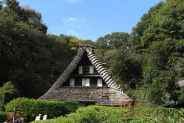 <p>ท้องฟ้าสีฟ้าใสกับบ้านแบบเก่า</p>