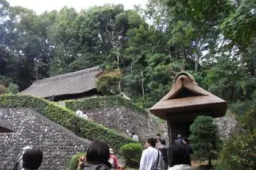 <p>ผู้คนที่สนุกสนานไปกับการเยี่ยมชมบ้านแต่ละหลัง</p>