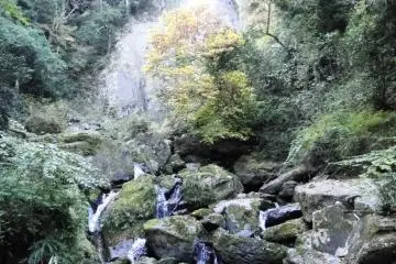 <p>It's a steep 10 minute hike to the base of the falls</p>