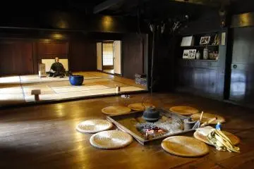 <p>Interior salah satu rumah atap jerami</p>