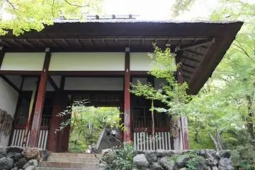 니오몬. 원래 혼고쿠지 객전의 남문에서 있었던 것을, 겐나 2 (1616) 년에 이 땅으로 옮겨왔다